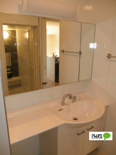 洗面設備　三面鏡でサイド付き