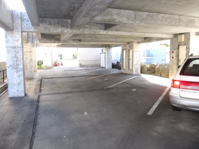 駐車場　ピロティ