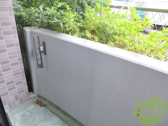 バルコニー　バルコニー。緑がいいアクセントになっております。