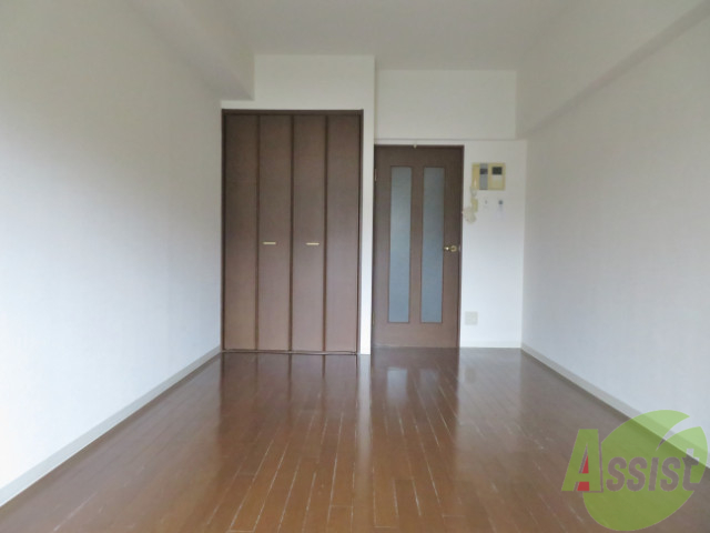 居室・リビング　８帖の洋室が広がっています。シックで落ち着きのあるお部屋。