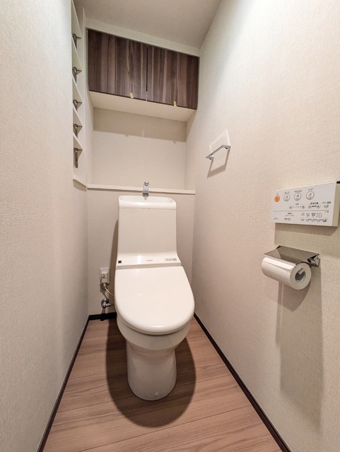 トイレ　温水洗浄便座付きトイレ♪　※クリーニング前の写真です※