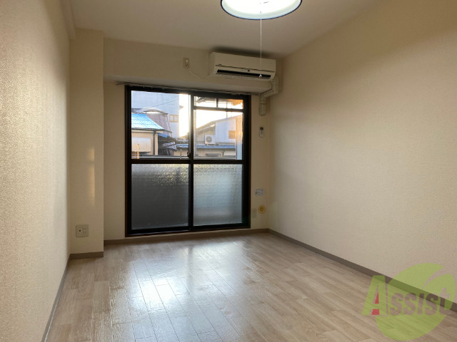 居室・リビング　陽当たり良く、十分に広さのあるお部屋となっております