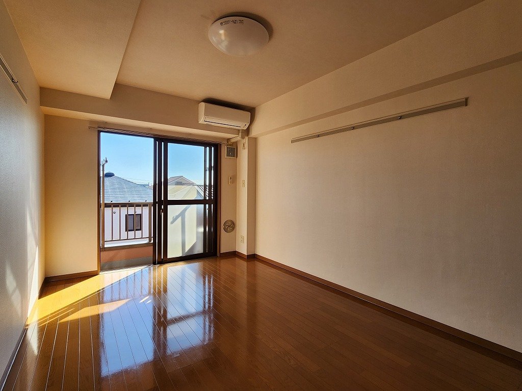 居室・リビング　前面が抜けて日当り良好　エアコン付　喫煙者契約不可