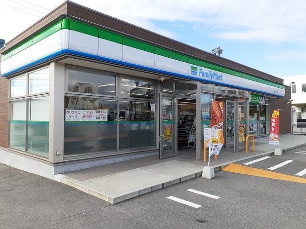 コンビニ　ファミリーマート（コンビニ）まで450m