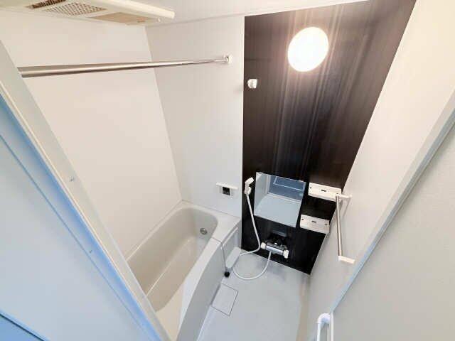 バス・シャワールーム　追い焚き機能付きの広々とした浴室。浴室乾燥もあり。