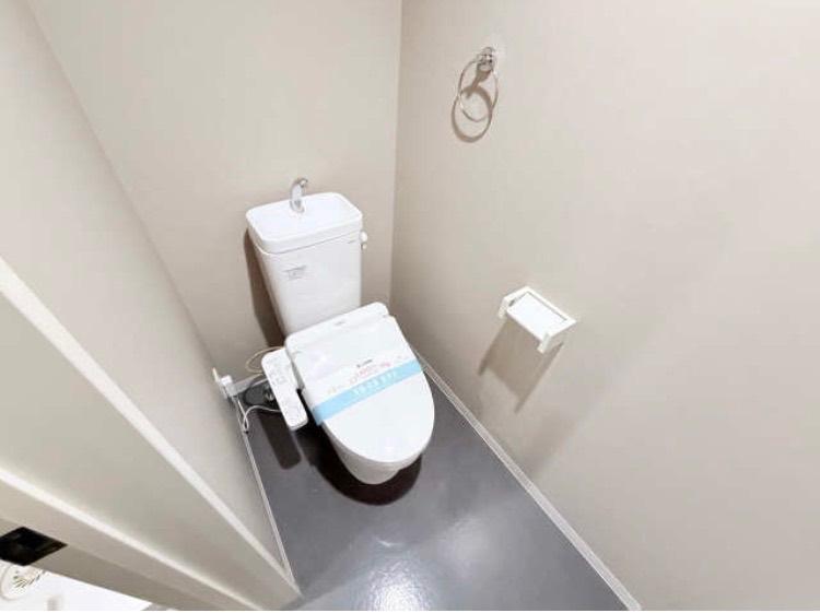 トイレ　温水シャワー付きのトイレ