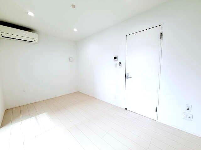 その他部屋・スペース　白を基調とした清潔感のあるフローリング居室