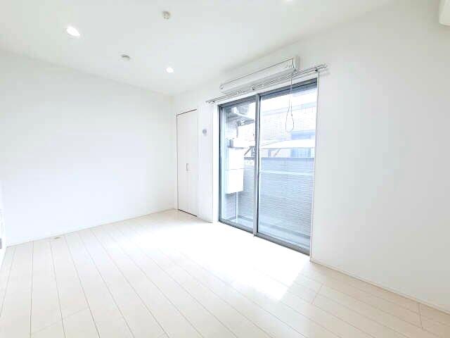 居室・リビング　1階ながらも明るく心地よい、南向きの居室