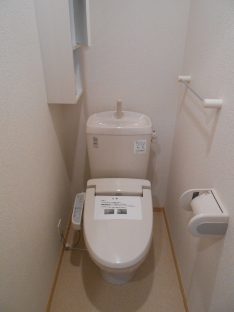 トイレ　温水洗浄便座完備・小物収納棚あり