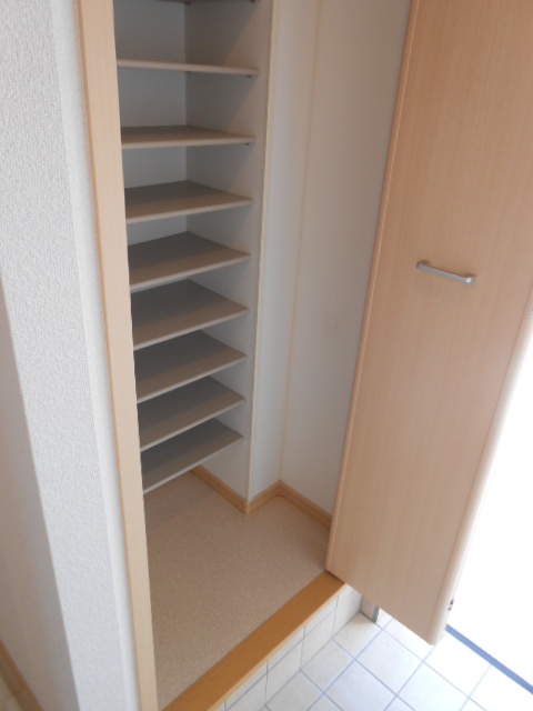 玄関　天井高シューズクローゼット完備