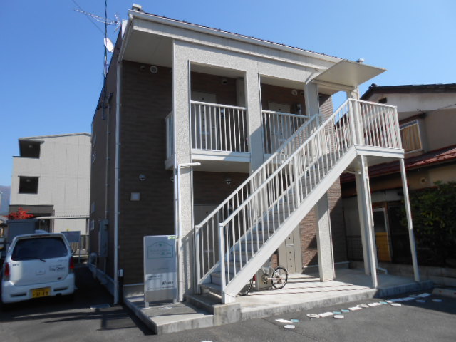 建物外観　建物玄関側（西面）を北西方向より撮影