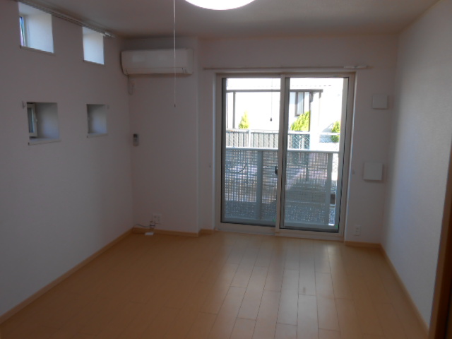 居室・リビング　東面居室（エアコン完備）・北面に換気採光窓有り