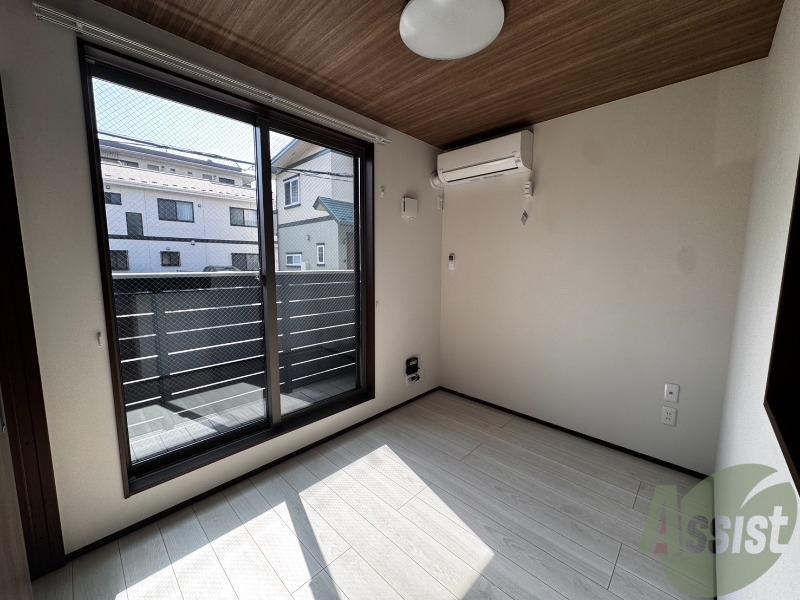 居室・リビング　こちらはリビングです。日差しが差し込んでいて明るいです。