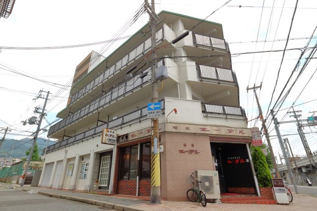 建物外観　外観　1階は喫茶店