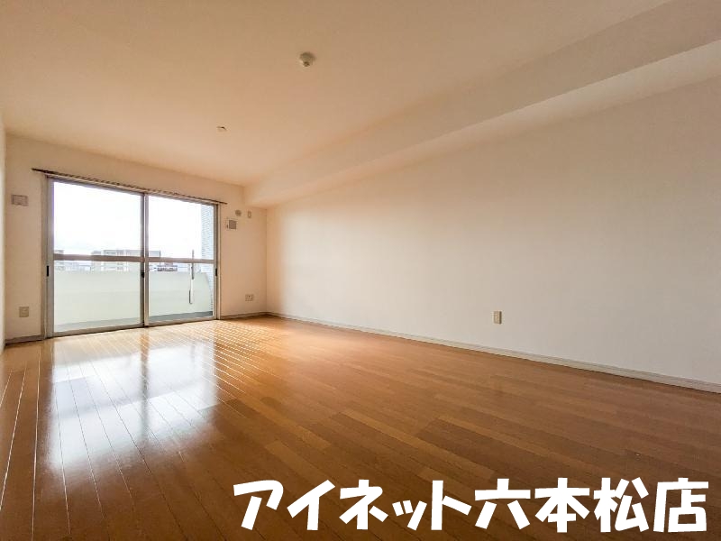 居室・リビング　家具の配置に困らないリビングですね