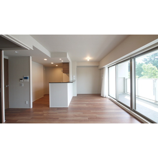 居室・リビング　横長リビング・照明は仮設電球です