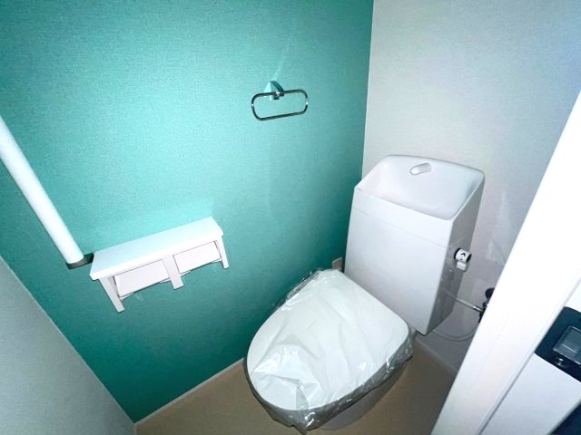 トイレ　写真は、他部屋の反転間取りです。(現況優先)