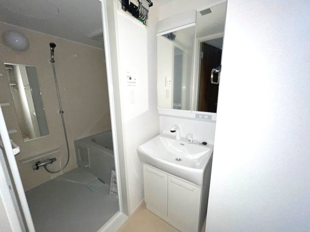 洗面設備　写真は、他部屋の反転間取りです。(現況優先)