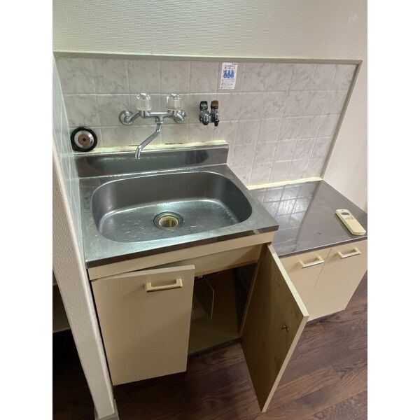 キッチン　イメージとして同建物他部屋を表示しています