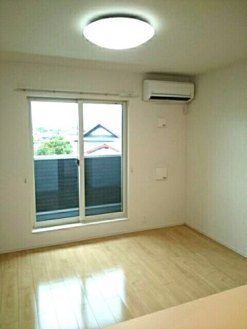 居室・リビング　【クレアンジュ】居間です