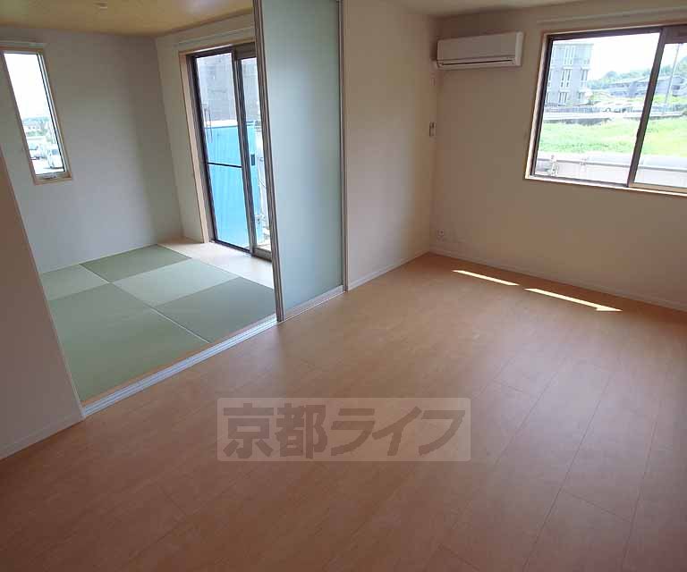 居室・リビング　リビングに和室が隣接しており落ち着いた空間です！