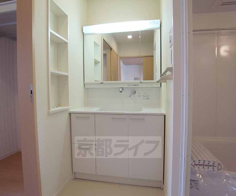 洗面設備　三面鏡で、大きくて使いやすい洗面台です！