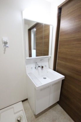 洗面設備　同タイプ　現状と異なることがございます