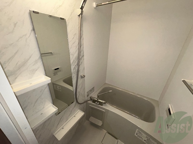 バス・シャワールーム　浴室には乾燥機能がついており、追い焚きも使うことができます。