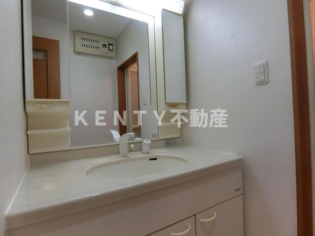 洗面設備　ゆったりとスペースのある洗面所