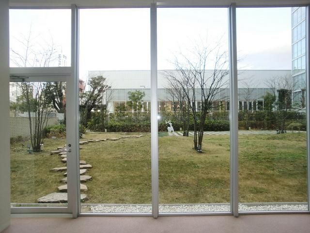 その他　★エントランスロビーから中庭が眺望できます★