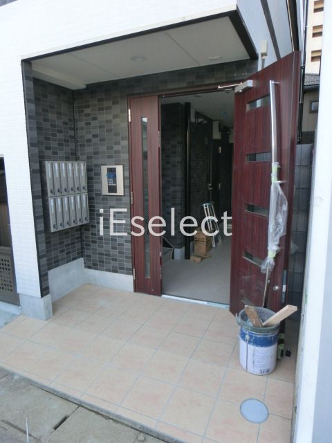 エントランス　エントランスには共有ポストも有ります。