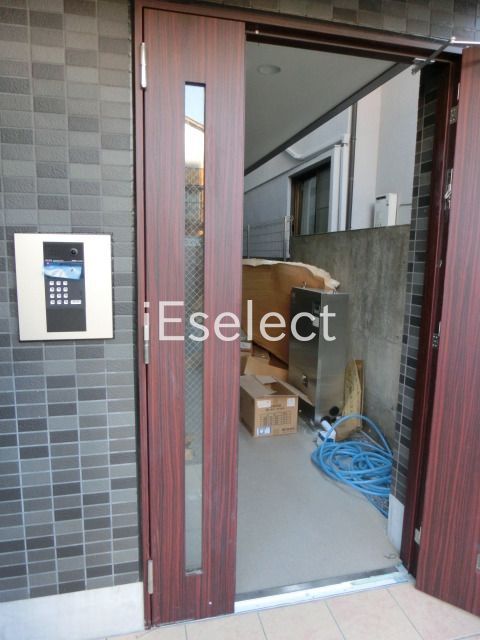 セキュリティ　オートロック対応のエントランスです。