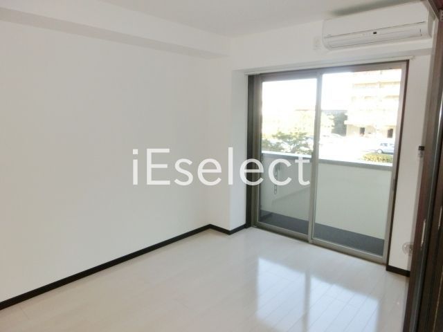 その他部屋・スペース　フローリング張りで明るい洋室です。