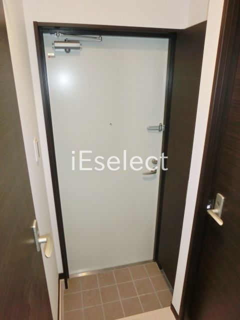 玄関　玄関にはトールタイプのシューズボックス。