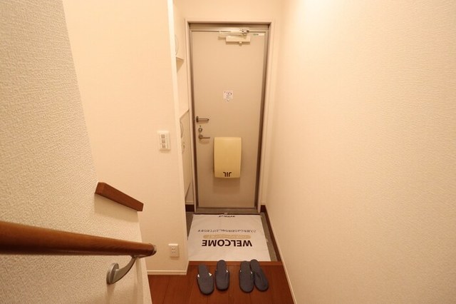 玄関　参考写真（同建物別部屋のものです）