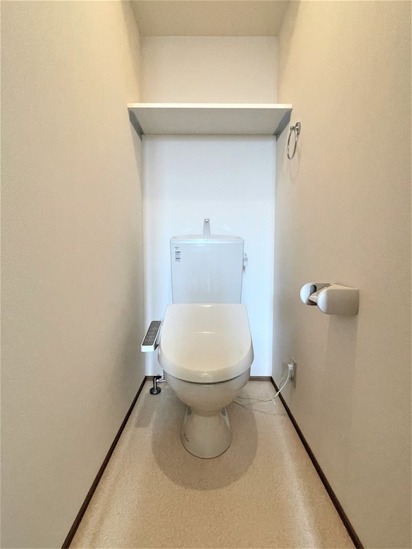 トイレ　温水洗浄便座付きのトイレです。