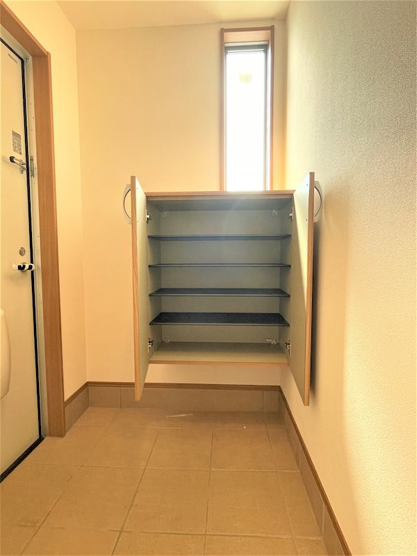 玄関　玄関にはたっぷり収納できる下駄箱です。