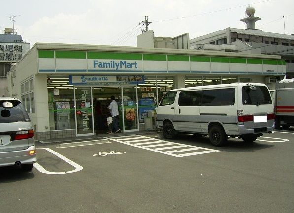 コンビニ　ファミリーマート（コンビニ）まで350m