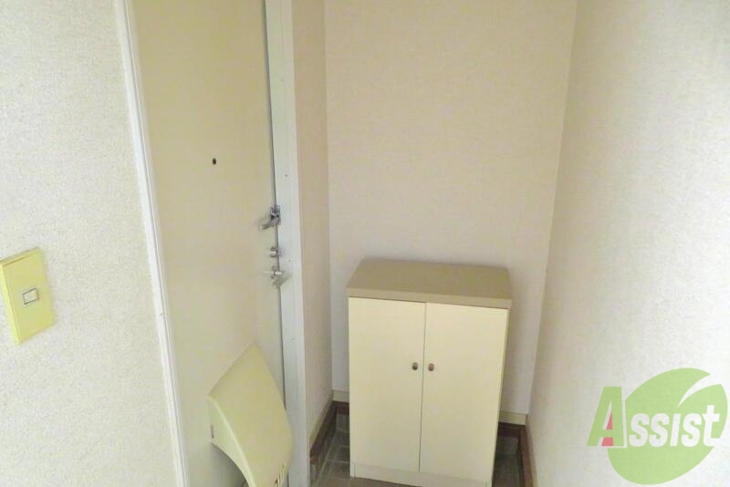 玄関　玄関にも収納があるので、その点は嬉しいですよね。