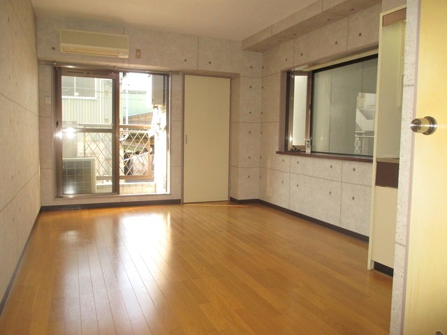 居室・リビング　明るくキレイなお部屋です