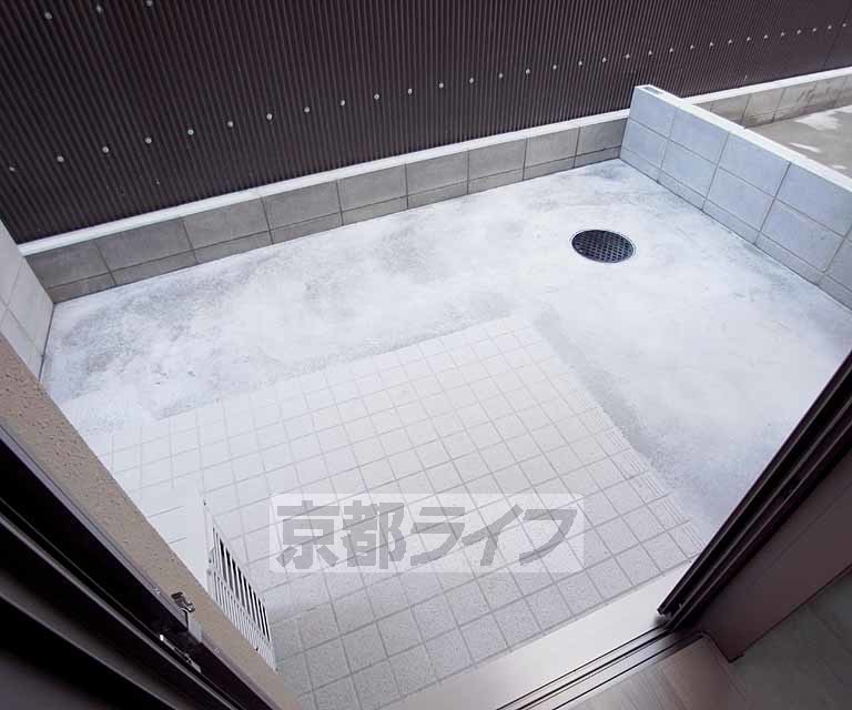 バルコニー　１階テラスなので、バルコニーよりも広々使えます
