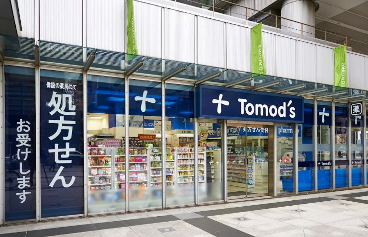 ドラックストア　トモズトルナーレ浜町店（ドラッグストア）まで222m