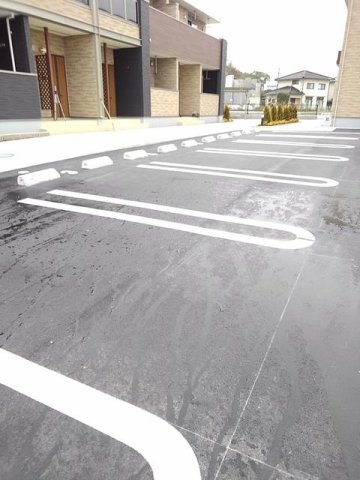 駐車場　駐車場があるので、車を買う予定の方も安心です