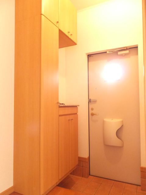 玄関　下駄箱、玄関ポストあります