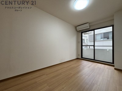 居室・リビング　床色が落ち着いた色合いで綺麗です♪
