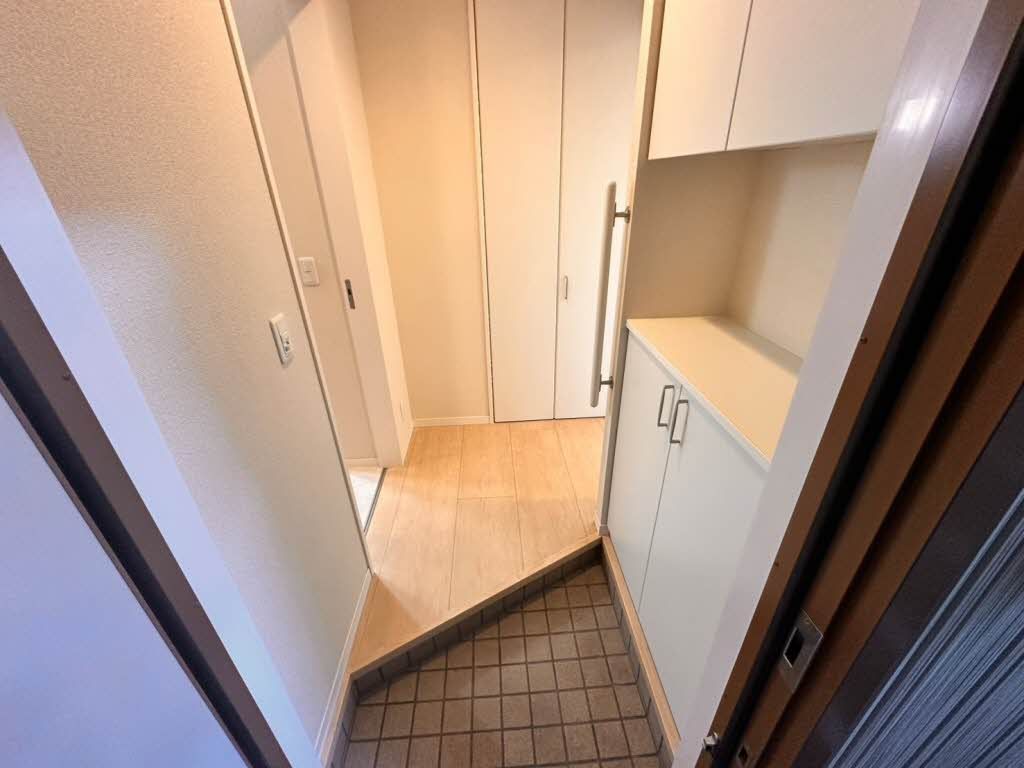 玄関　玄関ホールは明るい雰囲気で、シューズボックスがあります！