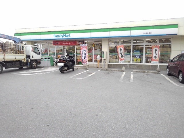 コンビニ　ファミリーマートうるま赤道店（コンビニ）まで750m