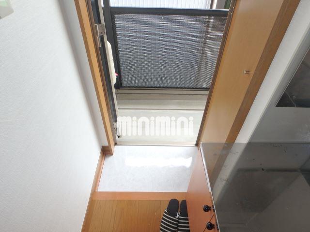 玄関　下駄箱も付いてます。