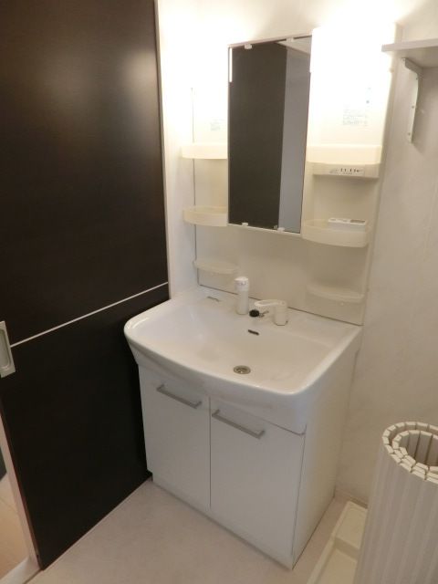 洗面設備　照明付きシャンプードレッサーです！