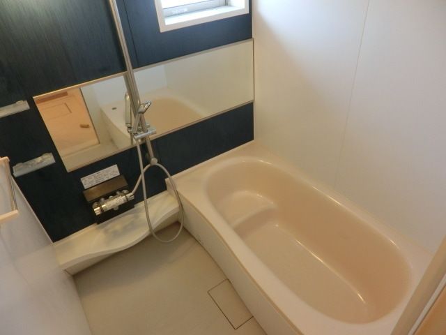 バス・シャワールーム　ゆったりとした一坪の浴室は魅力的です。